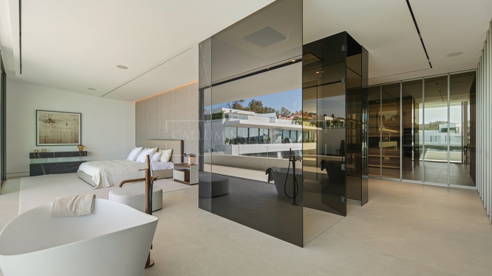 Marbella Golden Mile, Villa adosada de tres dormitorios en venta en comunidad cerrada de Marbella Golden Mile