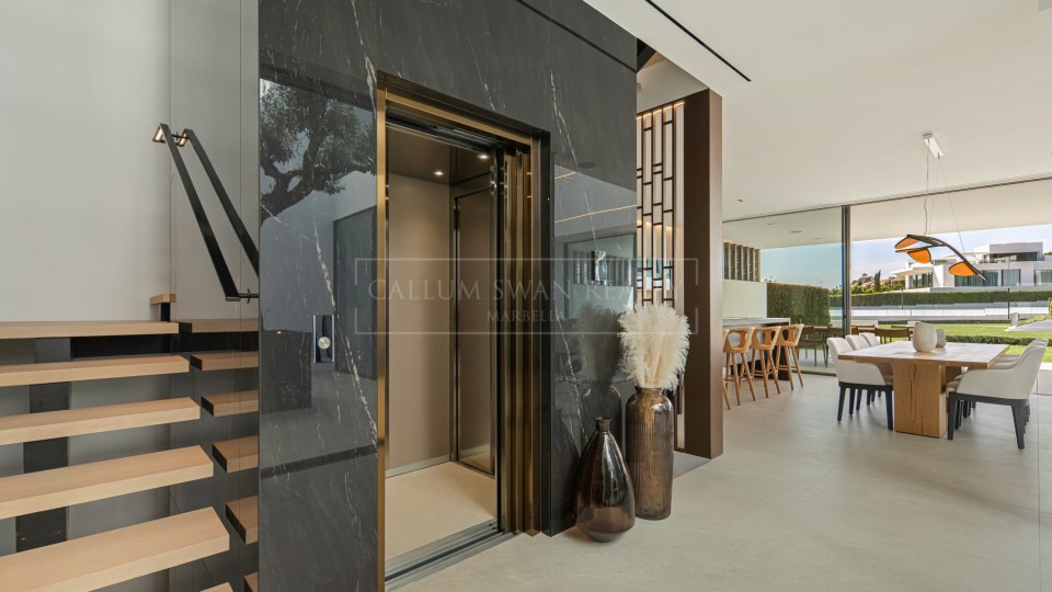 Marbella Golden Mile, Villa adosada de tres dormitorios en venta en comunidad cerrada de Marbella Golden Mile