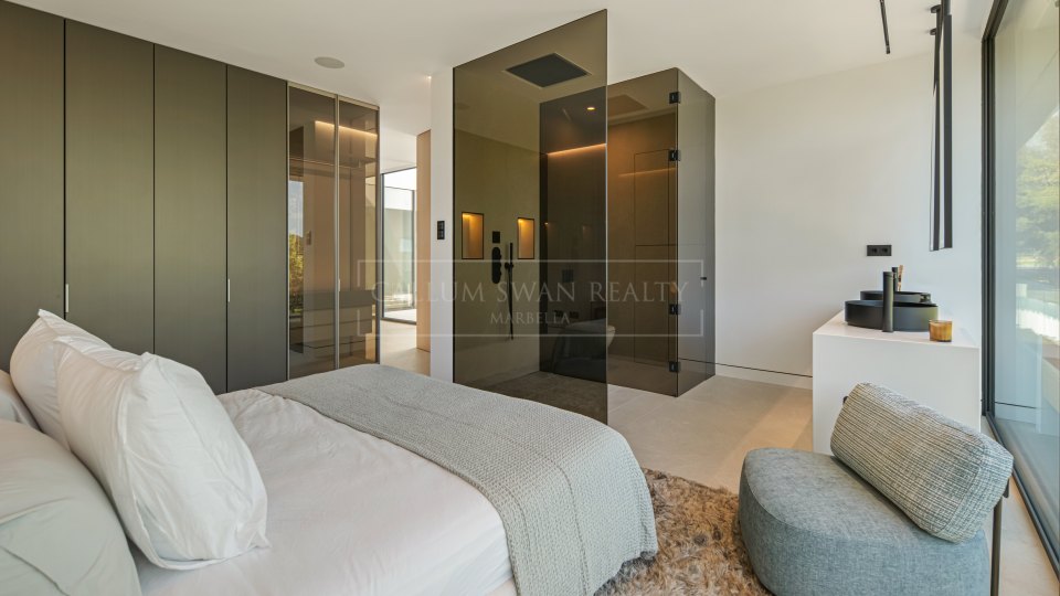 Marbella Golden Mile, Villa adosada de tres dormitorios en venta en comunidad cerrada de Marbella Golden Mile