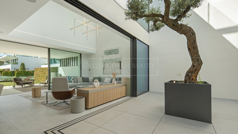 Marbella Golden Mile, Villa adosada de tres dormitorios en venta en comunidad cerrada de Marbella Golden Mile