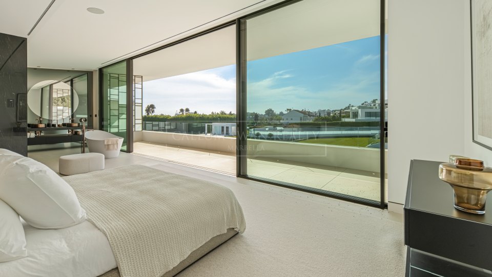 Marbella Golden Mile, Villa adosada de tres dormitorios en venta en comunidad cerrada de Marbella Golden Mile