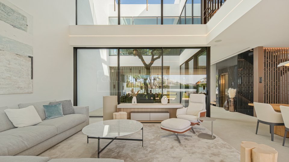 Marbella Golden Mile, Villa adosada de tres dormitorios en venta en comunidad cerrada de Marbella Golden Mile