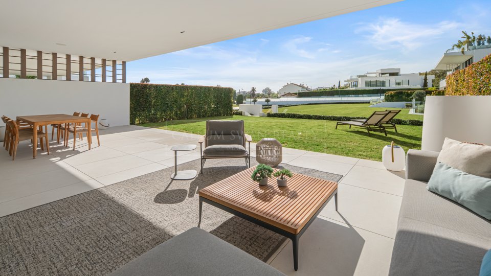 Marbella Golden Mile, Villa adosada de tres dormitorios en venta en comunidad cerrada de Marbella Golden Mile