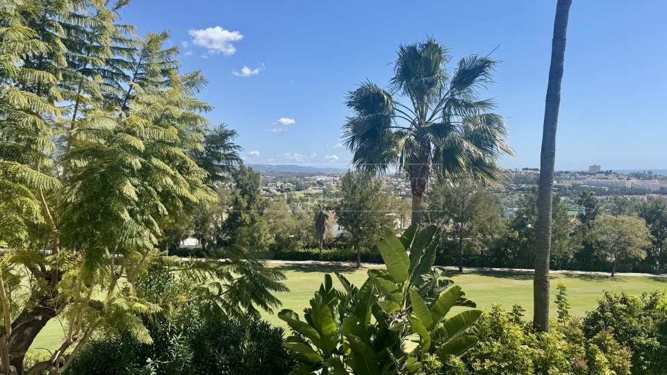 Benahavis, Proyecto de renovación de casa adosada de cuatro dormitorios, poco frecuente en La Quinta, con vistas al golf y al mar