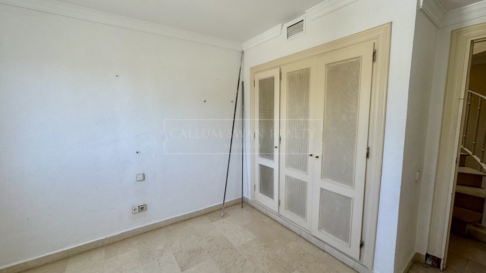 Benahavis, Proyecto de renovación de casa adosada de cuatro dormitorios, poco frecuente en La Quinta, con vistas al golf y al mar