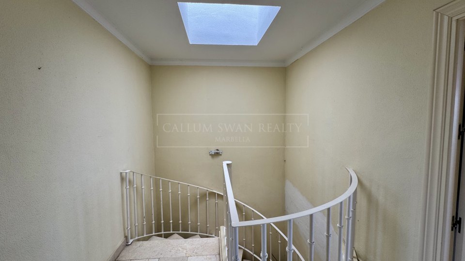 Benahavis, Proyecto de renovación de casa adosada de cuatro dormitorios, poco frecuente en La Quinta, con vistas al golf y al mar