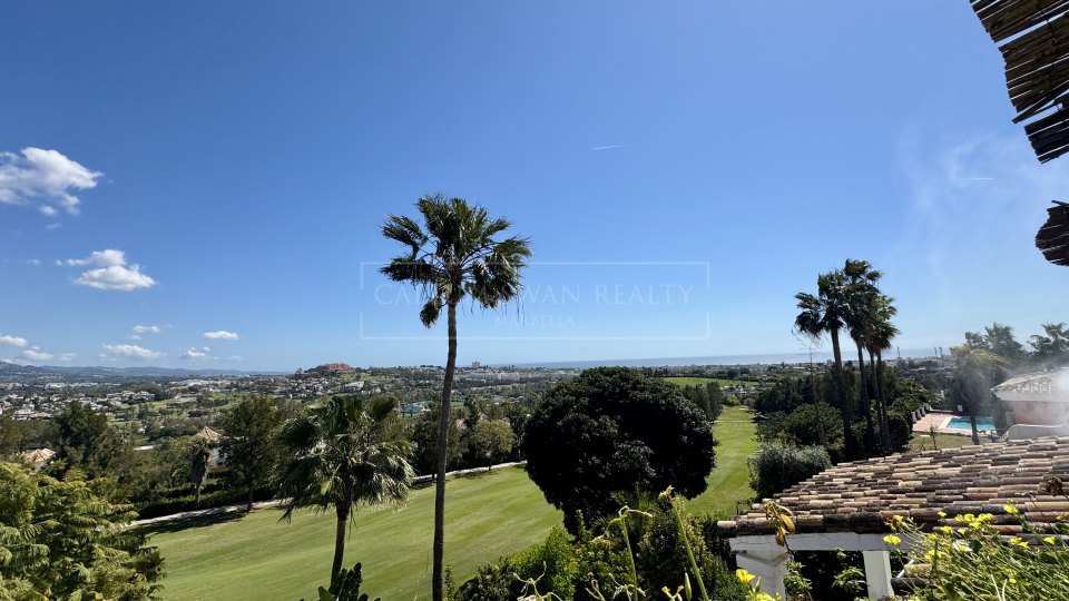 Benahavis, Proyecto de renovación de casa adosada de cuatro dormitorios, poco frecuente en La Quinta, con vistas al golf y al mar