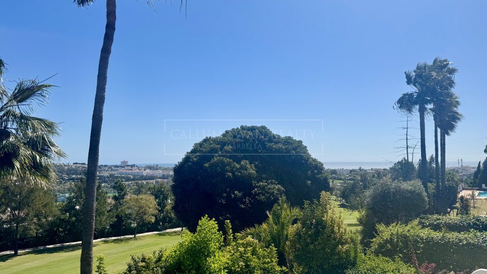 Benahavis, Proyecto de renovación de casa adosada de cuatro dormitorios, poco frecuente en La Quinta, con vistas al golf y al mar