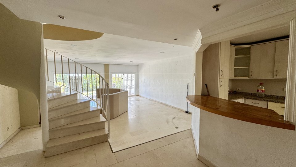 Benahavis, Proyecto de renovación de casa adosada de cuatro dormitorios, poco frecuente en La Quinta, con vistas al golf y al mar