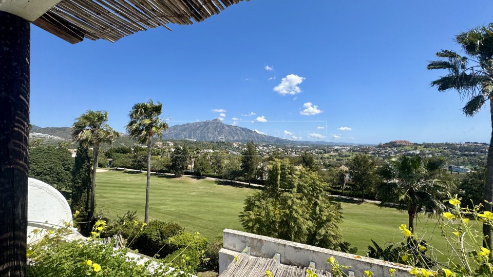 Benahavis, Proyecto de renovación de casa adosada de cuatro dormitorios, poco frecuente en La Quinta, con vistas al golf y al mar