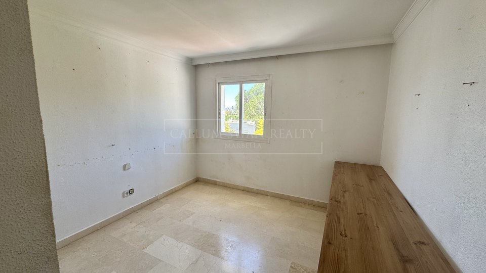 Benahavis, Proyecto de renovación de casa adosada de cuatro dormitorios, poco frecuente en La Quinta, con vistas al golf y al mar