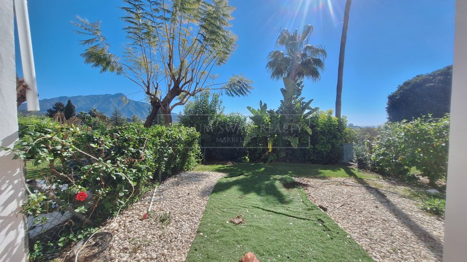 Benahavis, Proyecto de renovación de casa adosada de cuatro dormitorios, poco frecuente en La Quinta, con vistas al golf y al mar