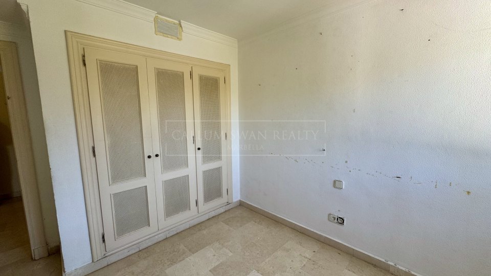 Benahavis, Proyecto de renovación de casa adosada de cuatro dormitorios, poco frecuente en La Quinta, con vistas al golf y al mar