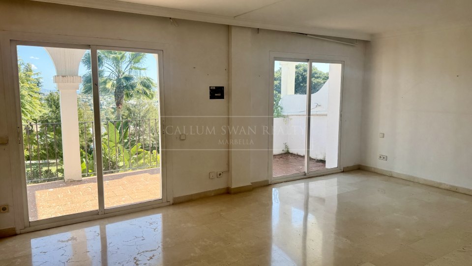 Benahavis, Proyecto de renovación de casa adosada de cuatro dormitorios, poco frecuente en La Quinta, con vistas al golf y al mar