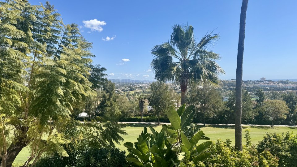 Benahavis, Proyecto de renovación de casa adosada de cuatro dormitorios, poco frecuente en La Quinta, con vistas al golf y al mar
