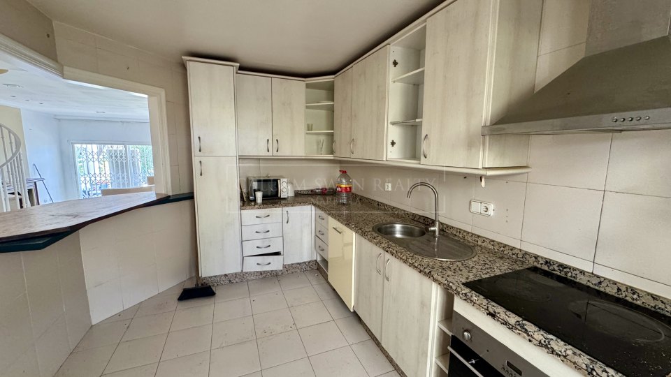 Benahavis, Proyecto de renovación de casa adosada de cuatro dormitorios, poco frecuente en La Quinta, con vistas al golf y al mar