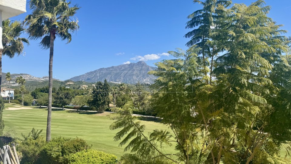 Benahavis, Proyecto de renovación de casa adosada de cuatro dormitorios, poco frecuente en La Quinta, con vistas al golf y al mar