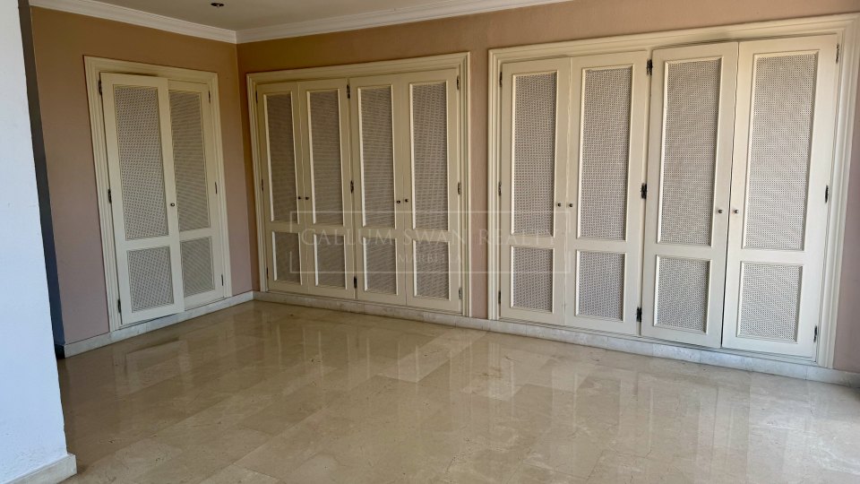 Benahavis, Proyecto de renovación de casa adosada de cuatro dormitorios, poco frecuente en La Quinta, con vistas al golf y al mar