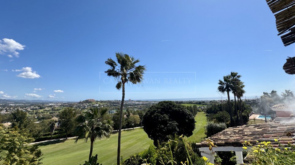 Benahavis, Proyecto de renovación de casa adosada de cuatro dormitorios, poco frecuente en La Quinta, con vistas al golf y al mar