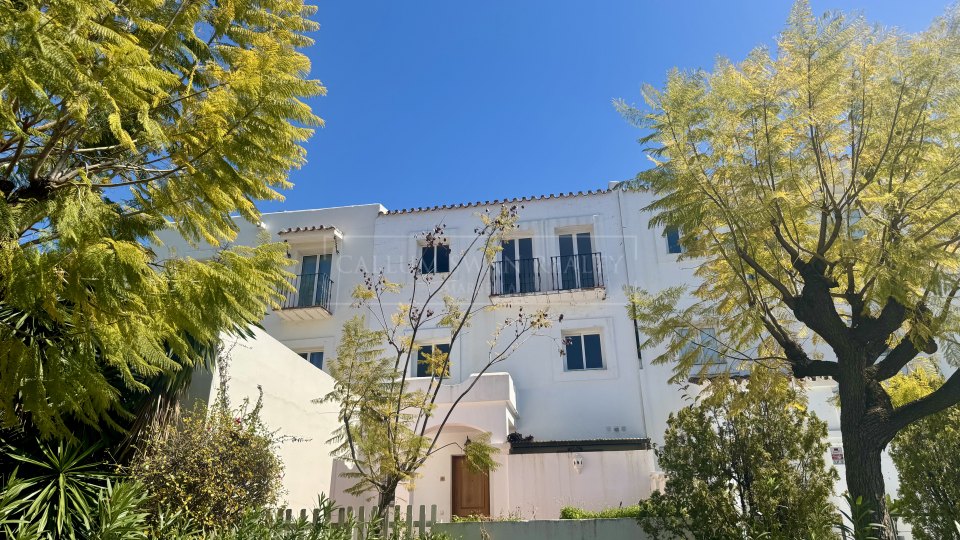 Benahavis, Proyecto de renovación de casa adosada de cuatro dormitorios, poco frecuente en La Quinta, con vistas al golf y al mar