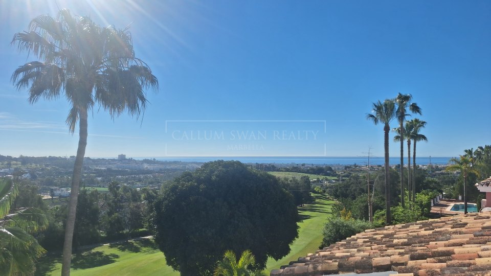 Benahavis, Proyecto de renovación de casa adosada de cuatro dormitorios, poco frecuente en La Quinta, con vistas al golf y al mar