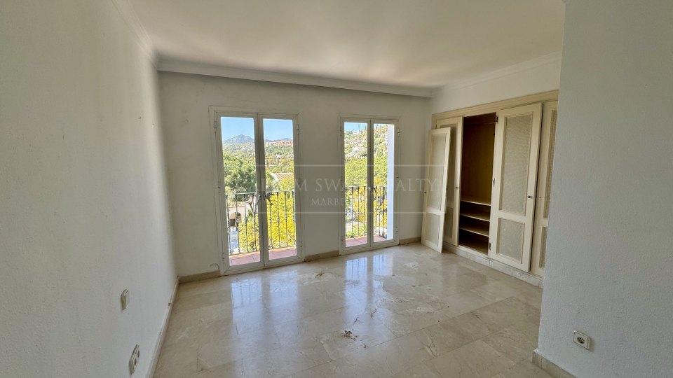 Benahavis, Proyecto de renovación de casa adosada de cuatro dormitorios, poco frecuente en La Quinta, con vistas al golf y al mar