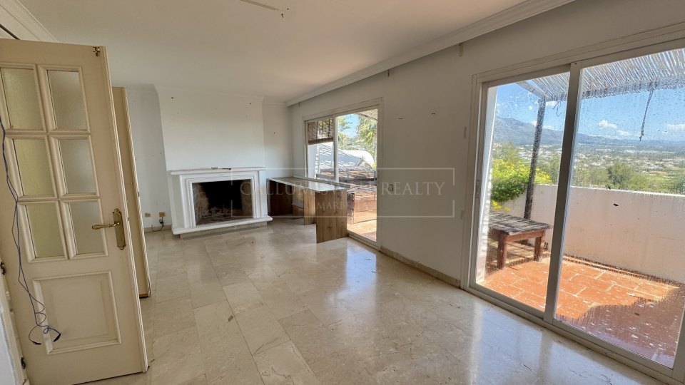 Benahavis, Proyecto de renovación de casa adosada de cuatro dormitorios, poco frecuente en La Quinta, con vistas al golf y al mar