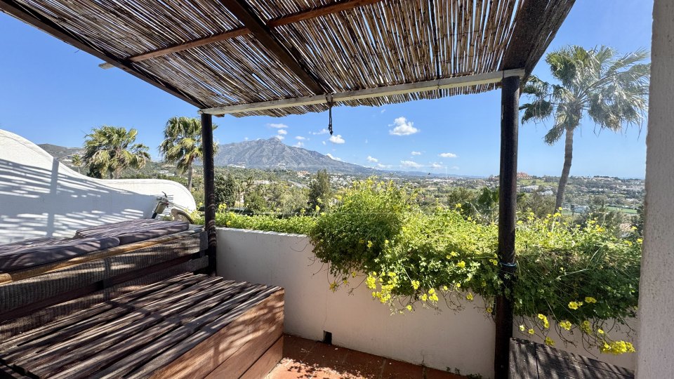 Benahavis, Proyecto de renovación de casa adosada de cuatro dormitorios, poco frecuente en La Quinta, con vistas al golf y al mar