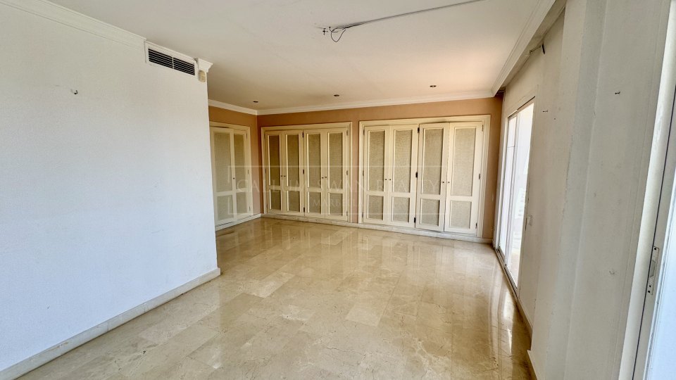 Benahavis, Proyecto de renovación de casa adosada de cuatro dormitorios, poco frecuente en La Quinta, con vistas al golf y al mar