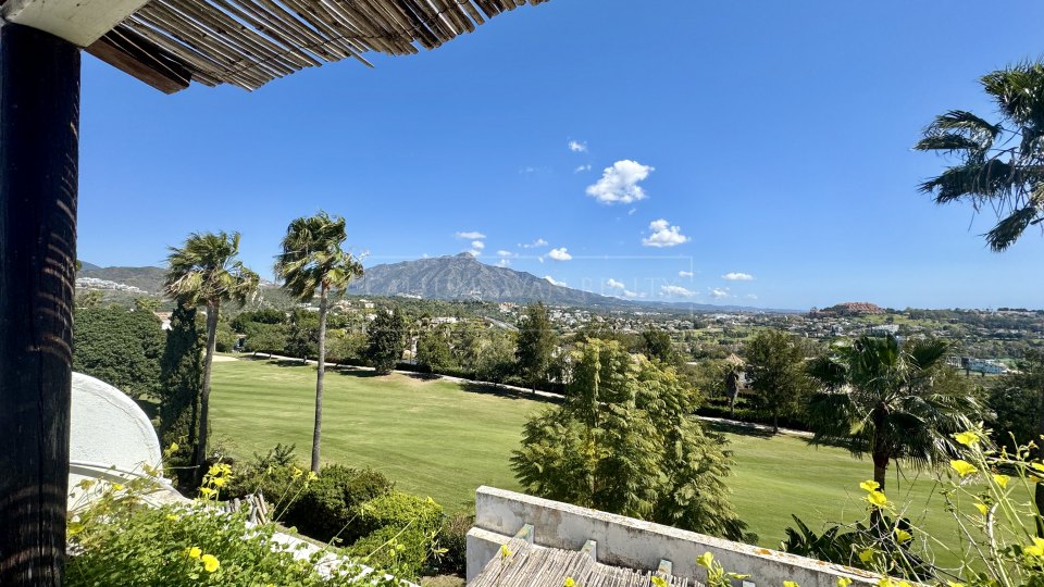 Benahavis, Proyecto de renovación de casa adosada de cuatro dormitorios, poco frecuente en La Quinta, con vistas al golf y al mar