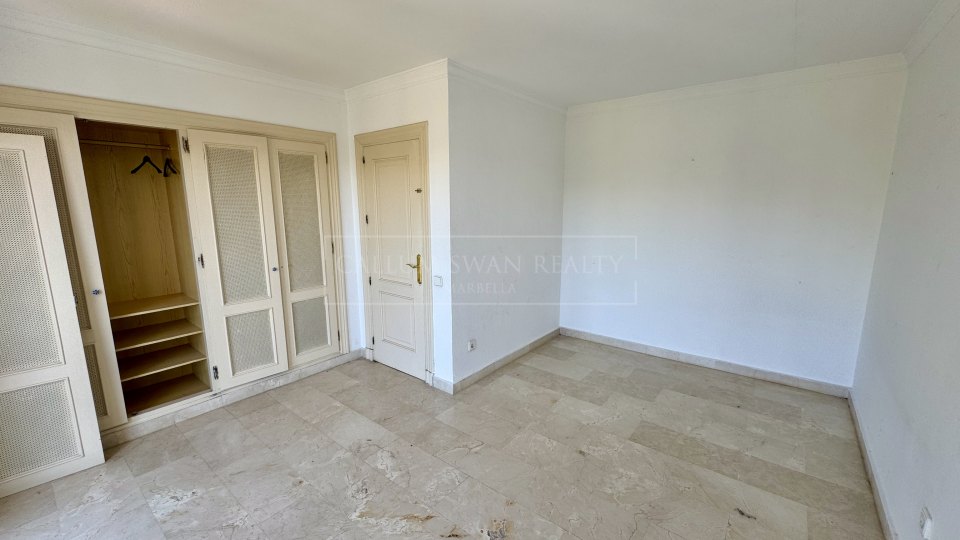 Benahavis, Proyecto de renovación de casa adosada de cuatro dormitorios, poco frecuente en La Quinta, con vistas al golf y al mar