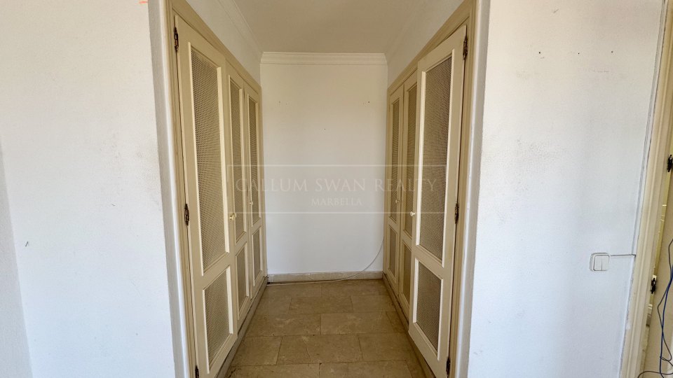 Benahavis, Proyecto de renovación de casa adosada de cuatro dormitorios, poco frecuente en La Quinta, con vistas al golf y al mar