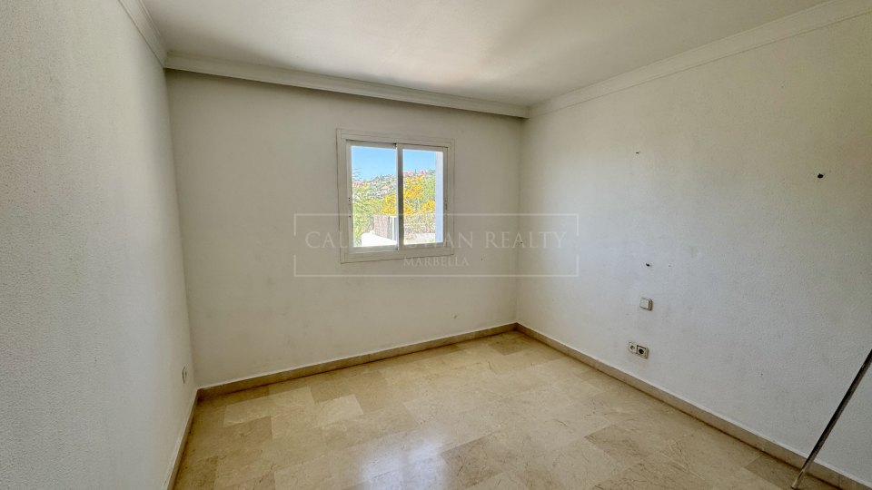 Benahavis, Proyecto de renovación de casa adosada de cuatro dormitorios, poco frecuente en La Quinta, con vistas al golf y al mar