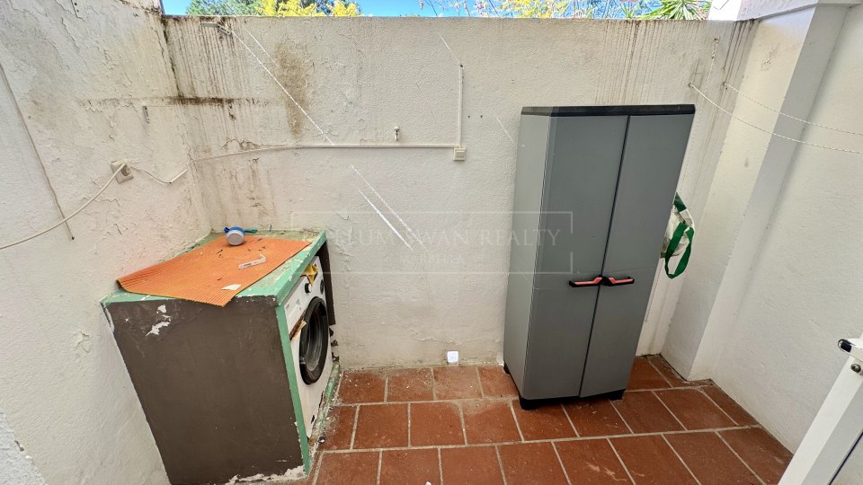 Benahavis, Proyecto de renovación de casa adosada de cuatro dormitorios, poco frecuente en La Quinta, con vistas al golf y al mar