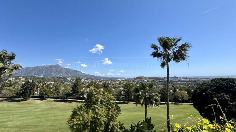 Benahavis, Proyecto de renovación de casa adosada de cuatro dormitorios, poco frecuente en La Quinta, con vistas al golf y al mar