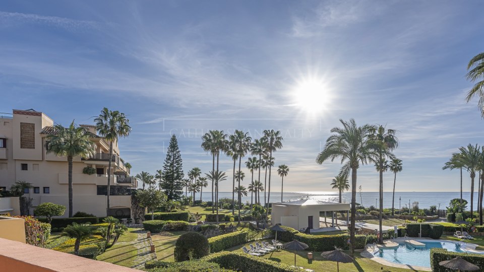 Estepona, Apartamento de lujo frente al mar en venta en Costalita del Mar, Estepona