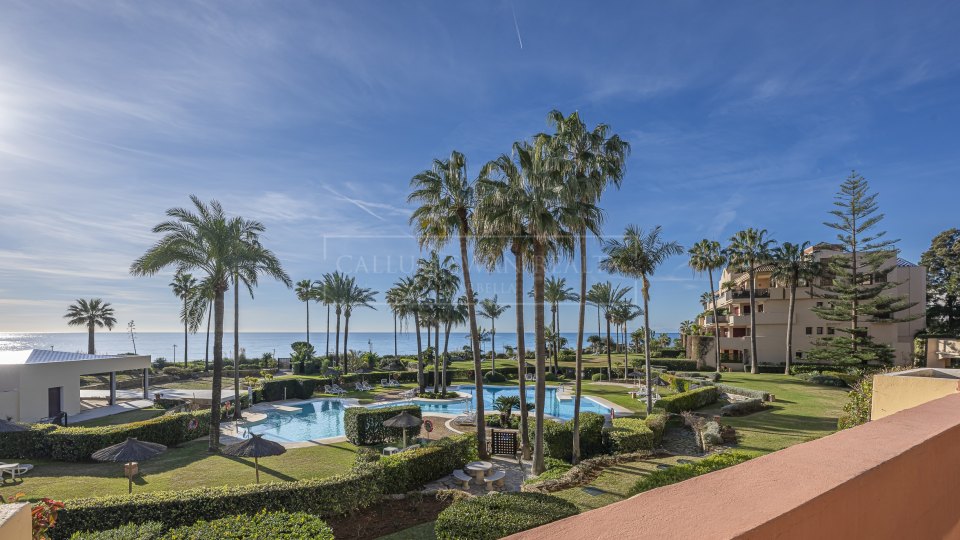Estepona, Apartamento de lujo frente al mar en venta en Costalita del Mar, Estepona