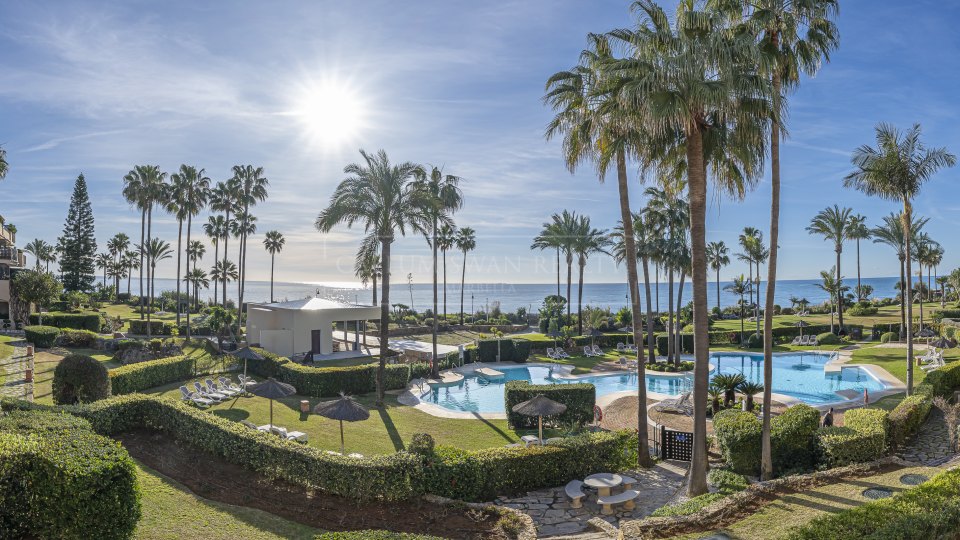 Estepona, Apartamento de lujo frente al mar en venta en Costalita del Mar, Estepona