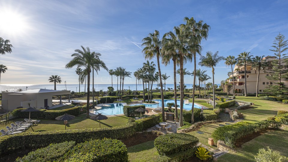 Estepona, Apartamento de lujo frente al mar en venta en Costalita del Mar, Estepona