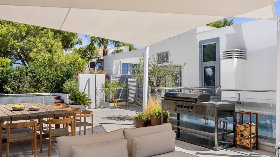 Marbella Golden Mile, Casa adosada de tres dormitorios en venta en Sierra Blanca, Milla de Oro de Marbella con vistas al mar