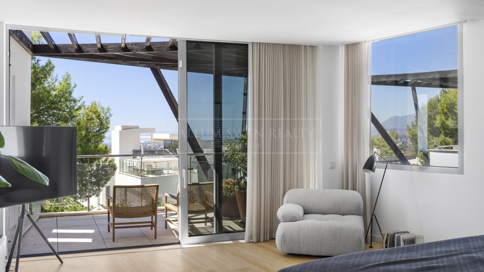 Marbella Golden Mile, Casa adosada de tres dormitorios en venta en Sierra Blanca, Milla de Oro de Marbella con vistas al mar