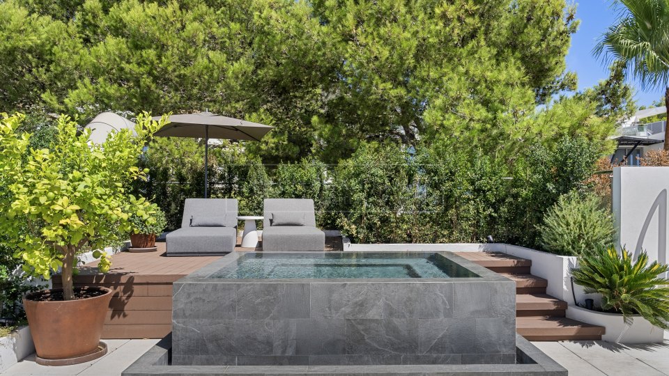 Marbella Golden Mile, Casa adosada de tres dormitorios en venta en Sierra Blanca, Milla de Oro de Marbella con vistas al mar