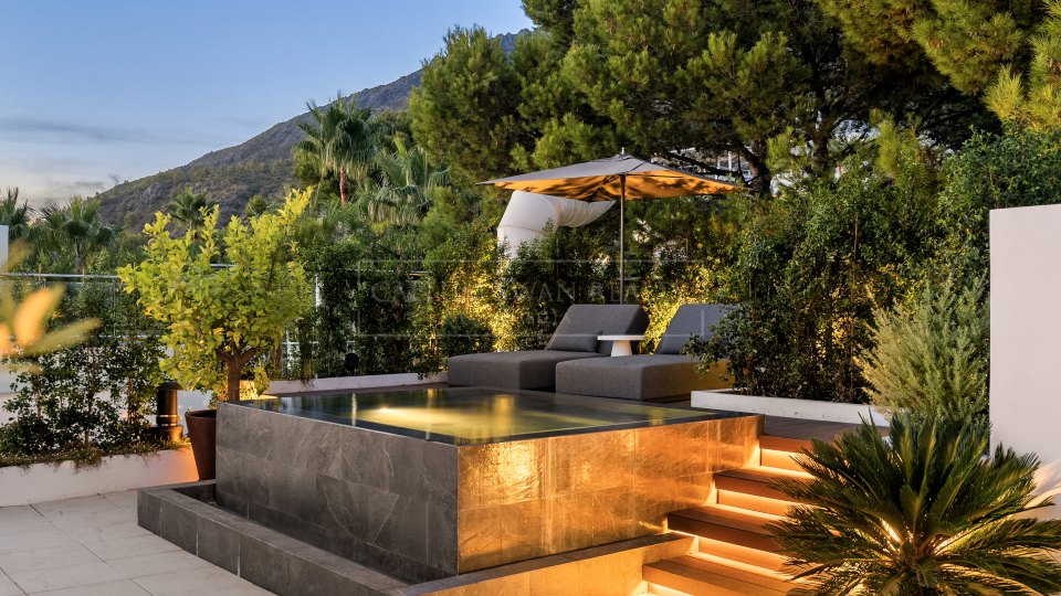 Marbella Golden Mile, Casa adosada de tres dormitorios en venta en Sierra Blanca, Milla de Oro de Marbella con vistas al mar