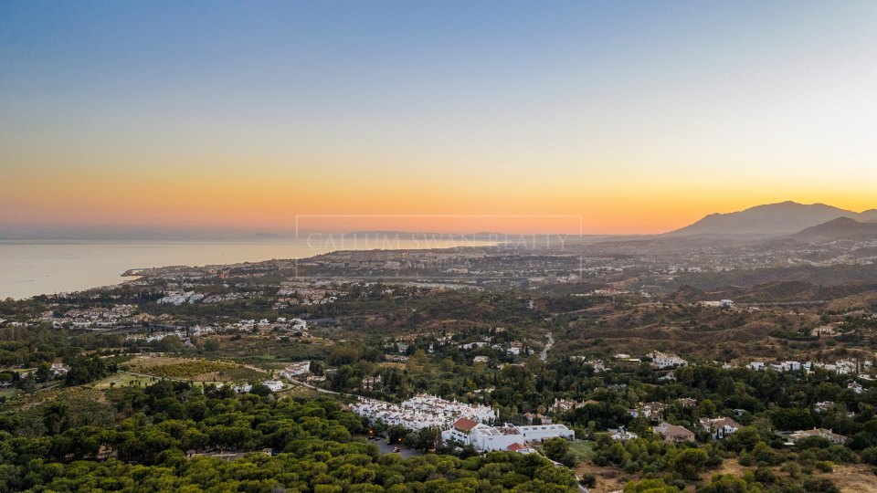 Marbella Golden Mile, Casa adosada de tres dormitorios en venta en Sierra Blanca, Milla de Oro de Marbella con vistas al mar