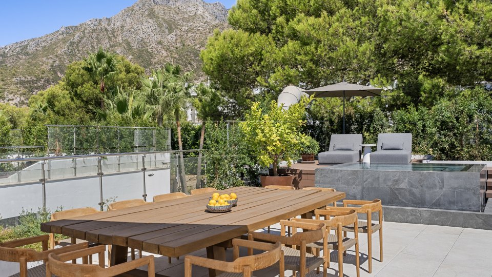 Marbella Golden Mile, Casa adosada de tres dormitorios en venta en Sierra Blanca, Milla de Oro de Marbella con vistas al mar