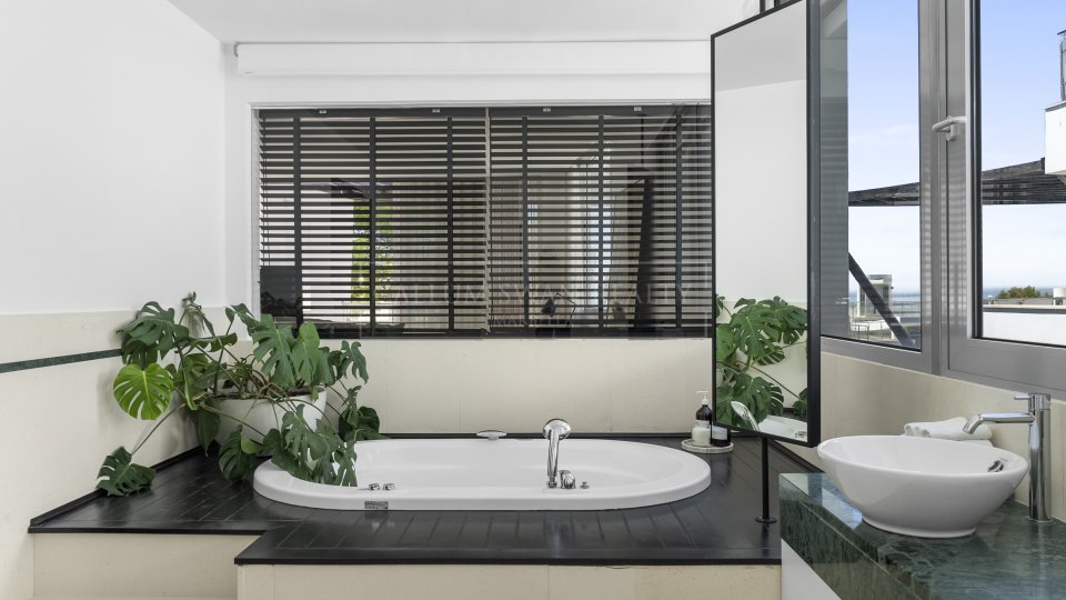 Marbella Golden Mile, Casa adosada de tres dormitorios en venta en Sierra Blanca, Milla de Oro de Marbella con vistas al mar