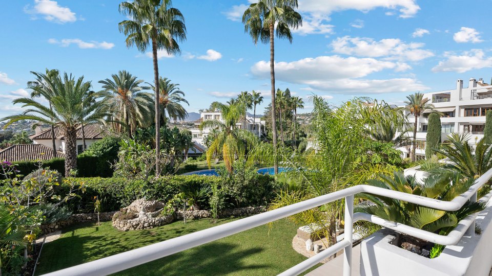 Nueva Andalucia, Dúplex de tres dormitorios con jardín privado en Nueva Andalucía Golf Valley cerca de Puerto Banús