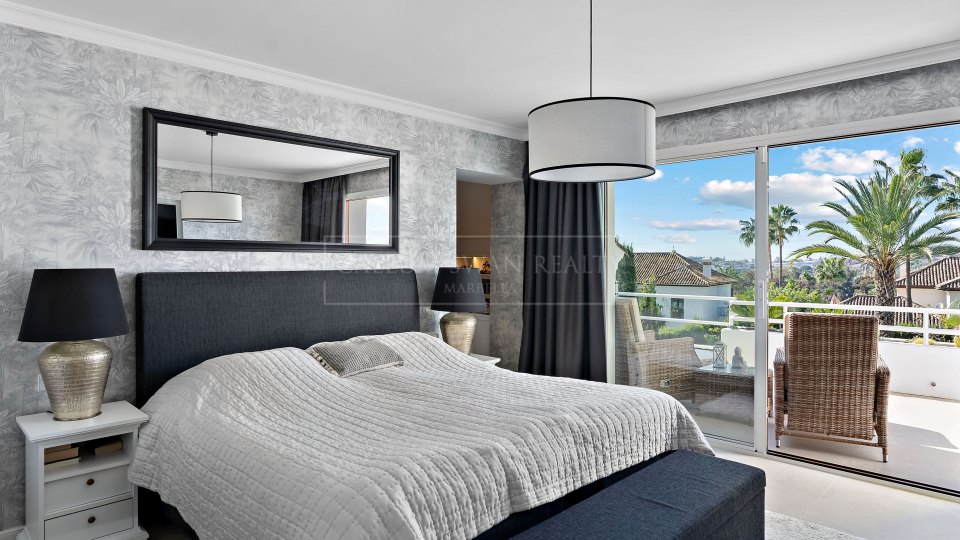 Nueva Andalucia, Dúplex de tres dormitorios con jardín privado en Nueva Andalucía Golf Valley cerca de Puerto Banús