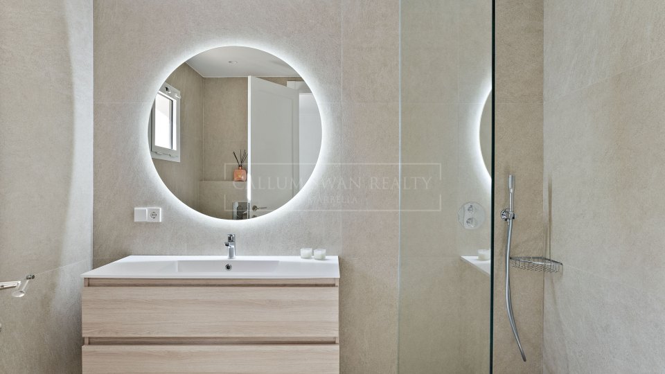 Nueva Andalucia, Dúplex de tres dormitorios con jardín privado en Nueva Andalucía Golf Valley cerca de Puerto Banús