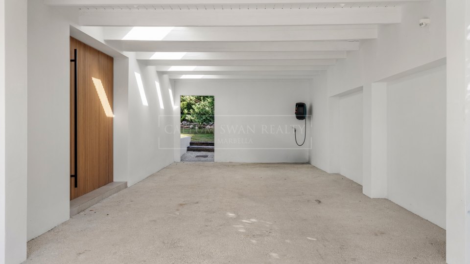 Nueva Andalucia, Villa de cuatro dormitorios en Nueva Andalucía Marbella en venta, propiedad en Golf Valley con piscina y terraza